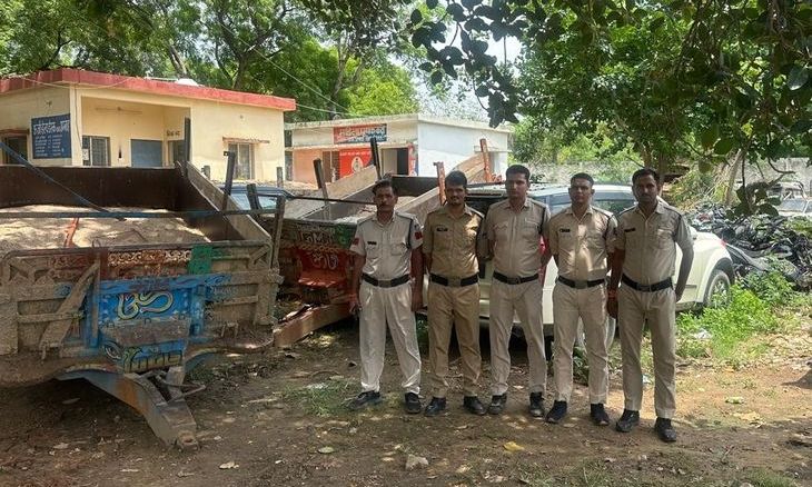 चंबल से अवैध रेत खनन: पुलिस को देखते ही भागे आरोपी, तीन ट्रैक्टर-ट्रॉली जब्त