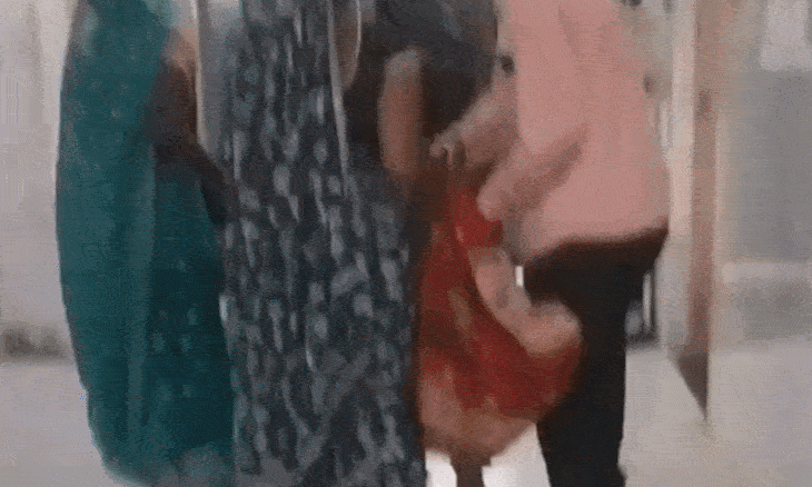 भिंड जिला अस्पताल में स्वास्थ्य सेवाओं पर सवाल: स्ट्रेचर न मिलने पर चादर में ढोया मरीज