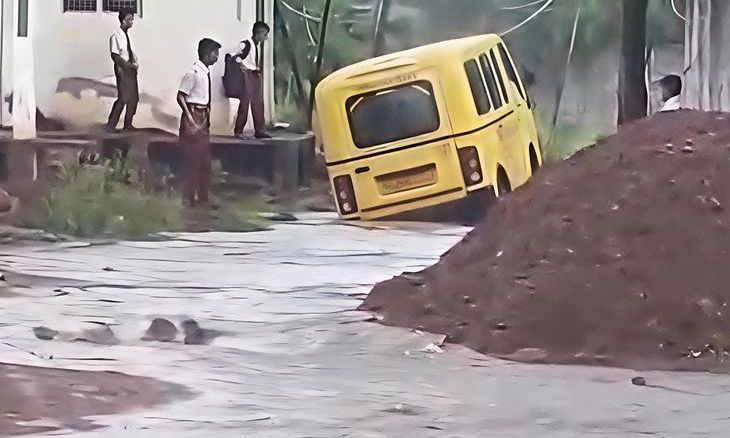 शिवपुरी में बारिश बनी आफत: गहरे गड्ढे में फंसी स्कूली बच्चों से भरी वैन, स्थानीय लोगों और बच्चों ने की मशक्कत