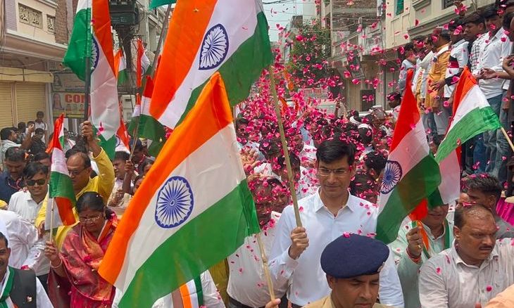मुरैना में गूंजे 'वंदे मातरम्' के नारे, विधानसभा अध्यक्ष की अगुवाई में निकली तिरंगा यात्रा