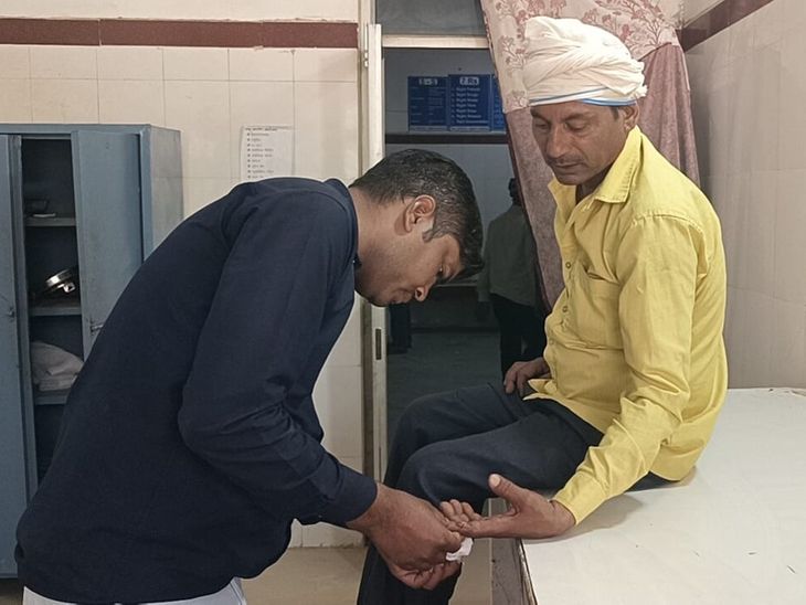 अंबाह में ग्रामीण पर हमला करने वाला मगरमच्छ पकड़ाया, वन विभाग ने चंबल नदी में छोड़ा