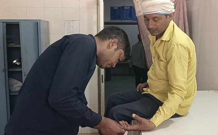 अंबाह में ग्रामीण पर हमला करने वाला मगरमच्छ पकड़ाया, वन विभाग ने चंबल नदी में छोड़ा