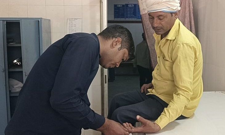 अंबाह में ग्रामीण पर हमला करने वाला मगरमच्छ पकड़ाया, वन विभाग ने चंबल नदी में छोड़ा