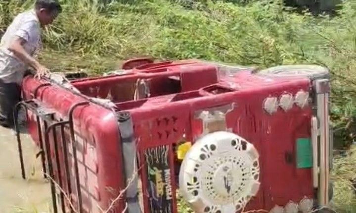 लहार में अनियंत्रित ई-रिक्शा खेत में पलटा, ट्रैक्टर की टक्कर से दो स्कूली छात्र घायल