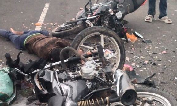 अशोकनगर में रफ्तार का कहर: आमने-सामने की बाइक भिड़ंत में एक की जान गई, दूसरा जिंदगी और मौत के बीच