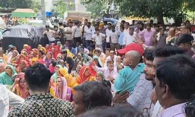 शिवपुरी के करैरा में सोशल मीडिया टिप्पणी पर बवाल, थाने का घेराव और FIR दर्ज