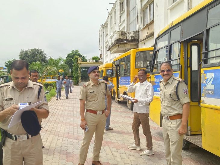 भिंड में स्कूल बसों की ताबड़तोड़ जांच: चार बसें मिलीं अनफिट, इमरजेंसी गेट मिले बंद