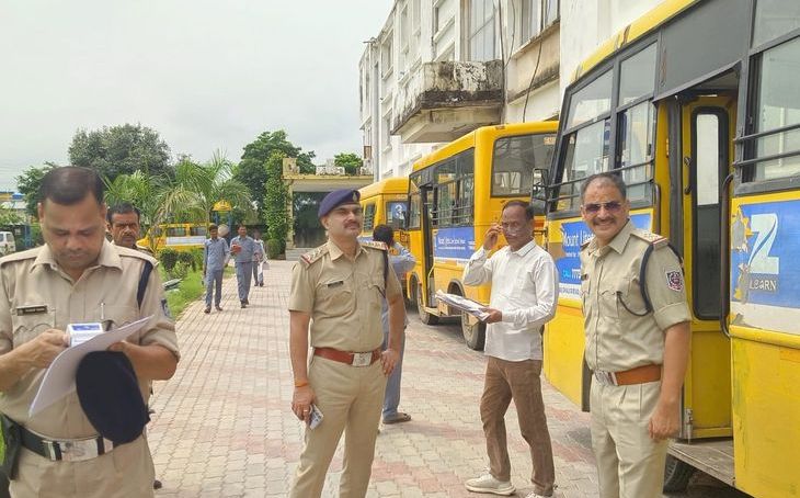 भिंड में स्कूल बसों की ताबड़तोड़ जांच: चार बसें मिलीं अनफिट, इमरजेंसी गेट मिले बंद