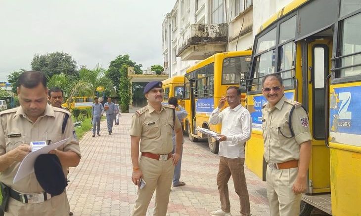 भिंड में स्कूल बसों की ताबड़तोड़ जांच: चार बसें मिलीं अनफिट, इमरजेंसी गेट मिले बंद