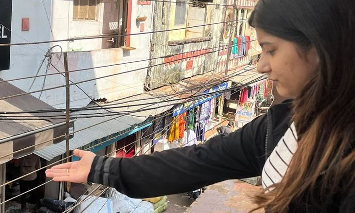गुना: प्रकाश टॉकीज गली में लटकते बिजली के तार बने खतरा, स्पार्किंग से सहमे लोग