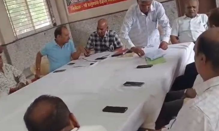 गुना: हनुमान टेकरी ट्रस्ट ने महेंद्र सिंह सिसोदिया का इस्तीफा किया नामंजूर, दानपेटियां खोलने के नियमों में भी बदलाव