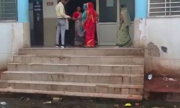 ग्वालियर के प्रसूति गृह में गंदगी और जलभराव: नवजातों और माताओं पर संक्रमण का खतरा