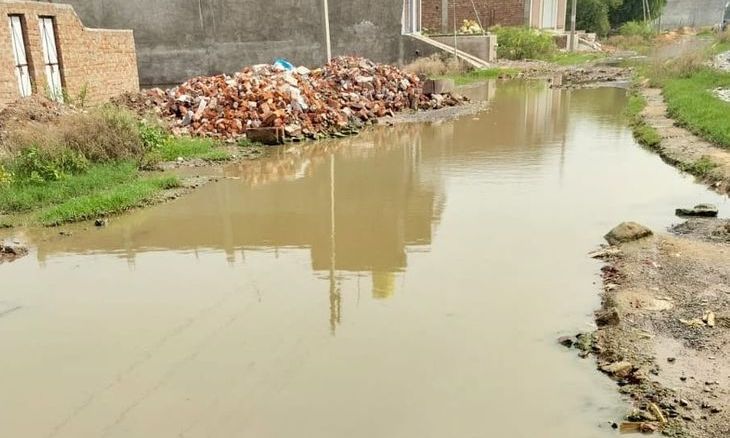 अंबाह: सीमा विवाद के कारण अधूरा नाला, वार्ड-12 में हर साल बारिश में जलभराव से लोग त्रस्त