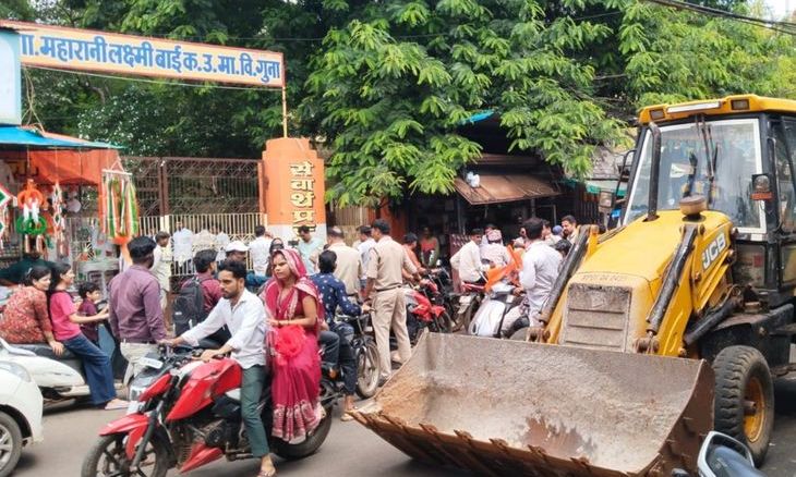 जर्जर स्कूलों के विरोध में सड़कों पर उतरी एबीवीपी, गुना में प्रदर्शन कर दो सप्ताह में कार्रवाई का मिला आश्वासन