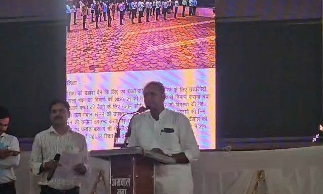 गुना में पंच सम्मेलन के दौरान सरपंच का बड़ा बयान, कहा- रिटायरमेंट के बाद नेता बनेंगे कलेक्टर