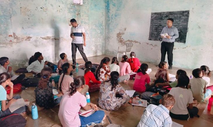 लहार एसडीएम का औचक निरीक्षण: स्कूल और आंगनबाड़ी केंद्र में मिली भारी गड़बड़ियां, अधिकारियों को थमाए नोटिस