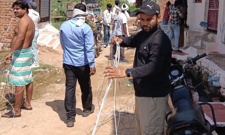 डबरा में बिजली चोरी पर शिकंजा: रेलवे ओवरब्रिज और गेडोल रोड पर विद्युत विभाग की कार्रवाई, अवैध तार जब्त