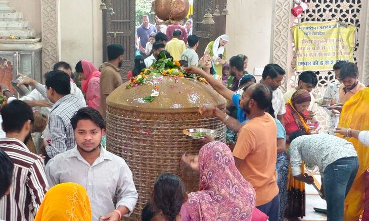 ग्वालियर: हजारेश्वर महादेव मंदिर में उमड़ी भीड़, सावन के अंतिम सोमवार पर साढ़े पांच फीट ऊंचे 'मोटे महादेव' के दर्शन