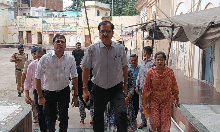 दतिया कलेक्टर ने उनाव में सुनीं ग्रामीणों की समस्याएं, विभिन्न संस्थानों का किया औचक निरीक्षण