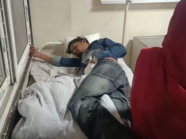 गुना में झांकी देखकर लौट रहे युवकों पर चाकुओं से हमला, एक की हालत गंभीर