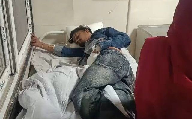 गुना में झांकी देखकर लौट रहे युवकों पर चाकुओं से हमला, एक की हालत गंभीर