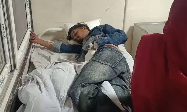 गुना में झांकी देखकर लौट रहे युवकों पर चाकुओं से हमला, एक की हालत गंभीर