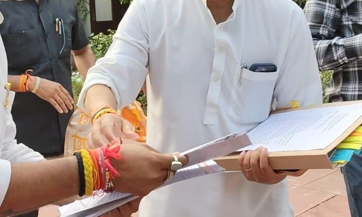 आंतरी में सूख रही धान की फसल बचाने के लिए केंद्रीय मंत्री को सौंपा गया ज्ञापन