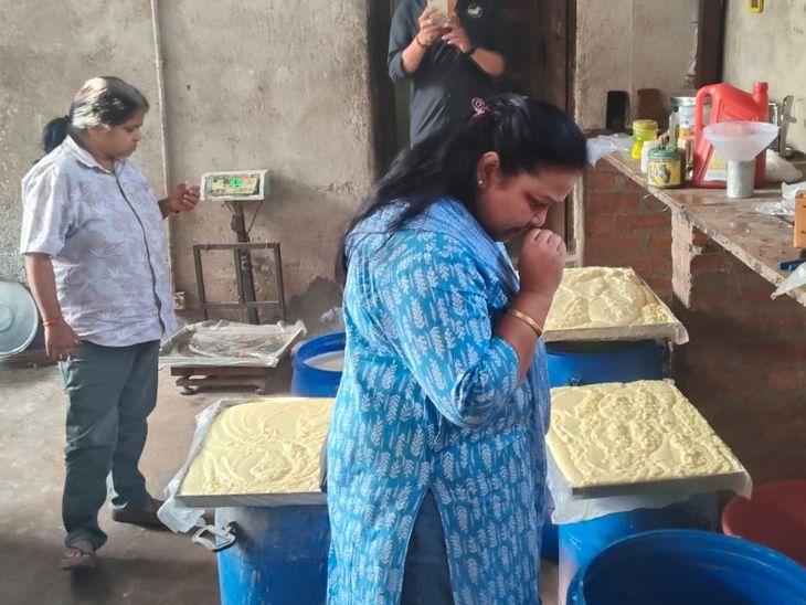 भिंड में खाद्य विभाग का बड़ा एक्शन, रतवा रोड पर डेयरी से मिलावटी मावा और रिफाइंड तेल जब्त