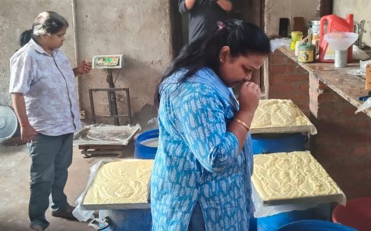 भिंड में खाद्य विभाग का बड़ा एक्शन, रतवा रोड पर डेयरी से मिलावटी मावा और रिफाइंड तेल जब्त