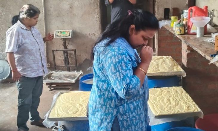 भिंड में खाद्य विभाग का बड़ा एक्शन, रतवा रोड पर डेयरी से मिलावटी मावा और रिफाइंड तेल जब्त