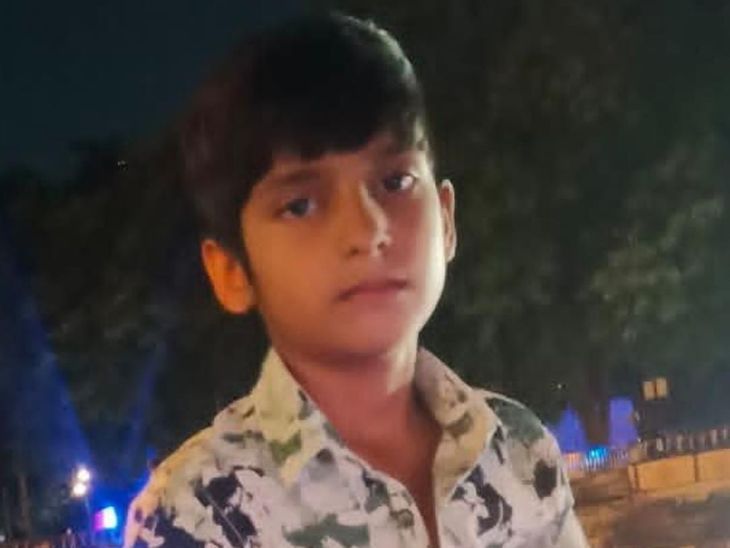 ग्वालियर में भीषण सड़क हादसा: चीनौर रोड पर धान से लदा ट्रक पलटने से चाचा-भतीजे की मौत, 26 घायल