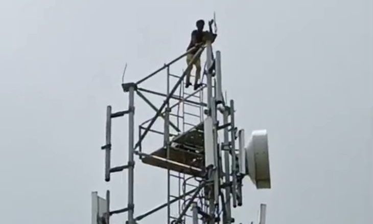 शिवपुरी में सरकारी रास्ते पर अवैध कब्जे के खिलाफ दो ग्रामीण मोबाइल टावर पर चढ़े, सड़क पर लगाया जाम