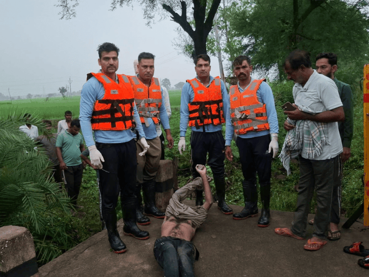 अशोकनगर में पुलिया पार करते वक्त बहा युवक, 100 मीटर दूर पेड़ से मिला शव