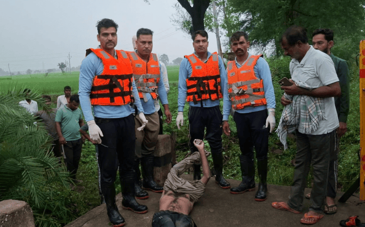 अशोकनगर में पुलिया पार करते वक्त बहा युवक, 100 मीटर दूर पेड़ से मिला शव