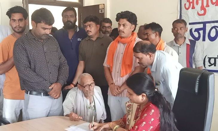 अंबाह के लुधावली गांव में पटवारी की कार्यप्रणाली से नाराज ग्रामीण पहुंचे एसडीएम कार्यालय, हटाने की उठाई मांग