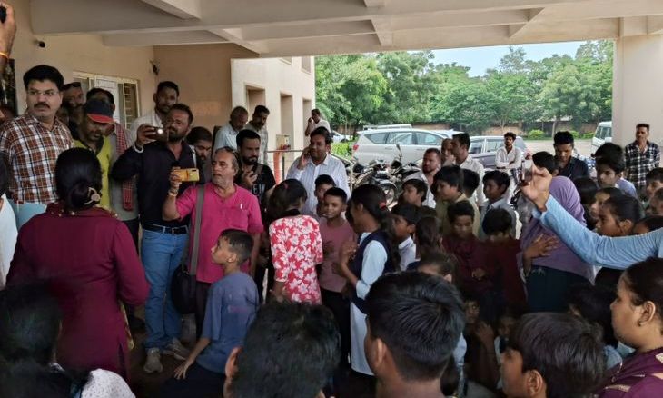 अशोकनगर: स्कूल शिफ्टिंग के खिलाफ सड़क पर उतरे बच्चे और अभिभावक, कलेक्ट्रेट के बाहर जताया विरोध