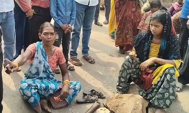 शिवपुरी में डंपर की टक्कर से टूटे बिजली के खंभे, झोपड़ियों में करंट फैलने से महिलाएं और बच्चे घायल