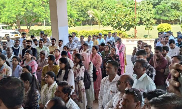 अशोकनगर में पटवारियों का विरोध प्रदर्शन, निलंबन और कार्रवाई के खिलाफ कलेक्ट्रेट में सौंपा ज्ञापन