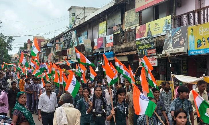 गुना में भाजपा की तिरंगा यात्रा: उमस भरी गर्मी के बीच बाजार से जयस्तंभ चौराहे तक पैदल चले स्कूली बच्चे और नेता