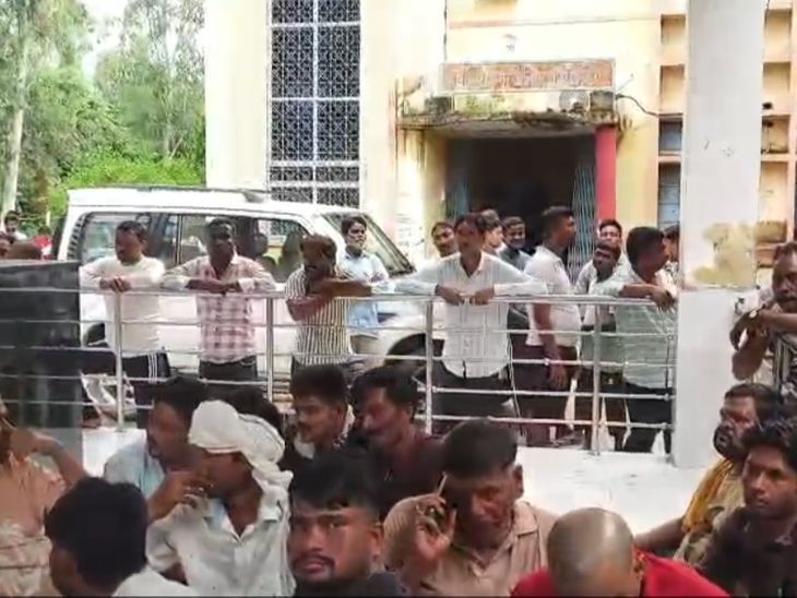 भिंड नगर पालिका में सफाई कर्मियों का फूटा गुस्सा, वेतन कटौती के खिलाफ दिया धरना