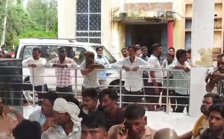 भिंड नगर पालिका में सफाई कर्मियों का फूटा गुस्सा, वेतन कटौती के खिलाफ दिया धरना