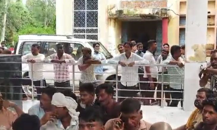 भिंड नगर पालिका में सफाई कर्मियों का फूटा गुस्सा, वेतन कटौती के खिलाफ दिया धरना