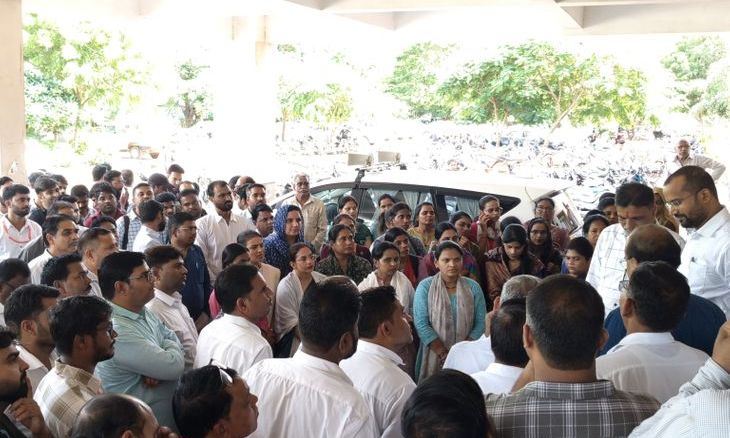 अशोकनगर में स्वामित्व योजना के विरोध में उतरे पटवारी, कलेक्ट्रेट पहुंचकर सौंपा ज्ञापन