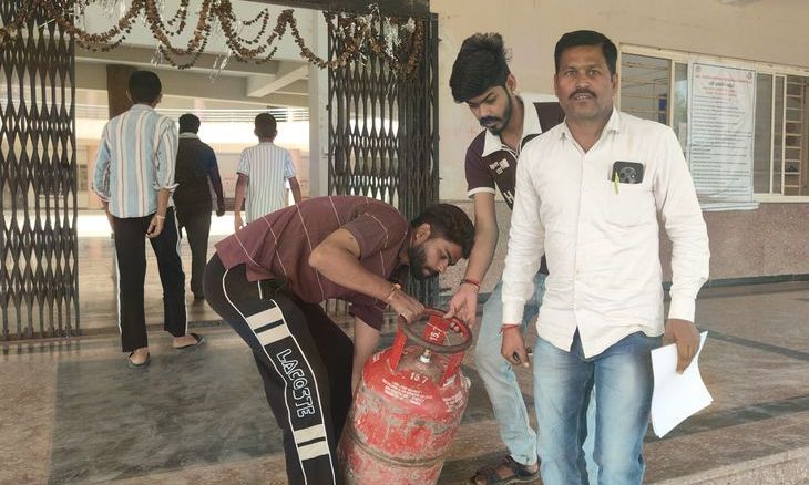अशोकनगर में अनोखा प्रदर्शन: दो दिन में सिलेंडर खाली होने और पानी निकलने की शिकायत लेकर कलेक्ट्रेट पहुंचा उपभोक्ता