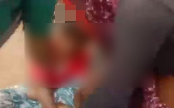 मुरैना में घूरा डालने के विवाद ने पकड़ा तूल: महिला को घर से खींचकर पेड़ से बांधा और डंडों से पीटा, वीडियो वायरल होने पर पांच पर केस