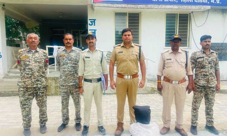 दतिया में 10 हजार का इनामी बदमाश गिरफ्तार: राहगीरों से लूट का आरोपी दबोचा, अवैध कट्टा बरामद
