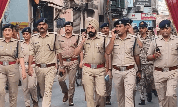 दतिया में आगामी त्योहारों की सुरक्षा के लिए पुलिस का फ्लैग मार्च, बाजार और मंदिरों के आसपास मुस्तैदी