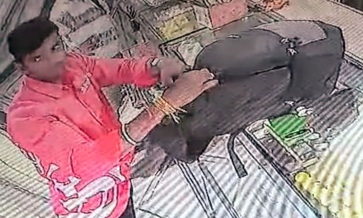 अंबाह में मिठाई दुकान से मोबाइल चोरी: बैग की आड़ में काउंटर से पार किया फोन, हरकत सीसीटीवी में कैद
