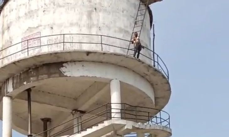 पत्नी के छोड़कर जाने से परेशान युवक पानी की टंकी पर चढ़ा, घंटों चला ड्रामा
