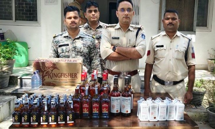 दतिया में भाजपा पार्षद पति के घर के बाहर से अवैध शराब बरामद, दो गिरफ्तार